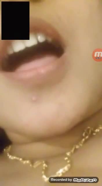 Desi bhabhi showing pussing